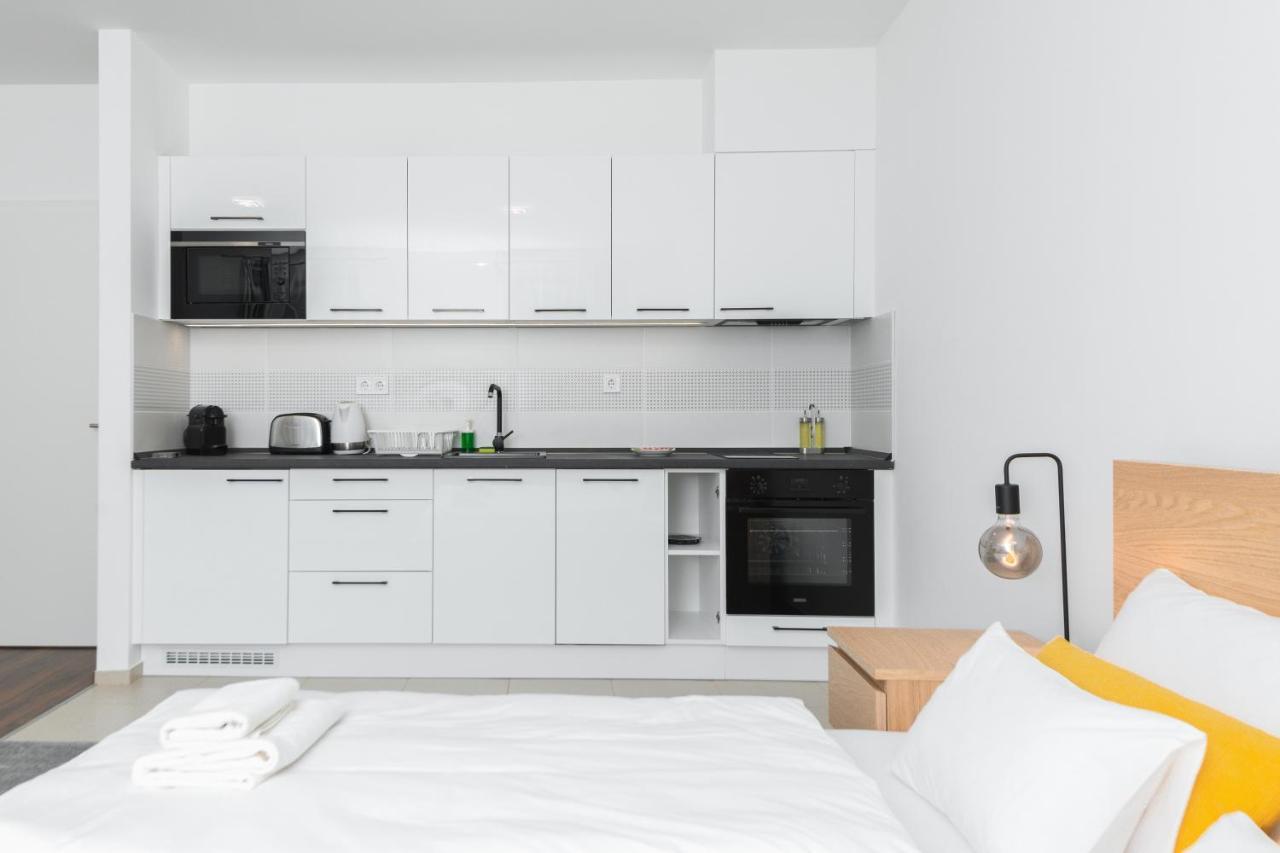 Westside Apartments By Urbanrent Budapest Bagian luar foto
