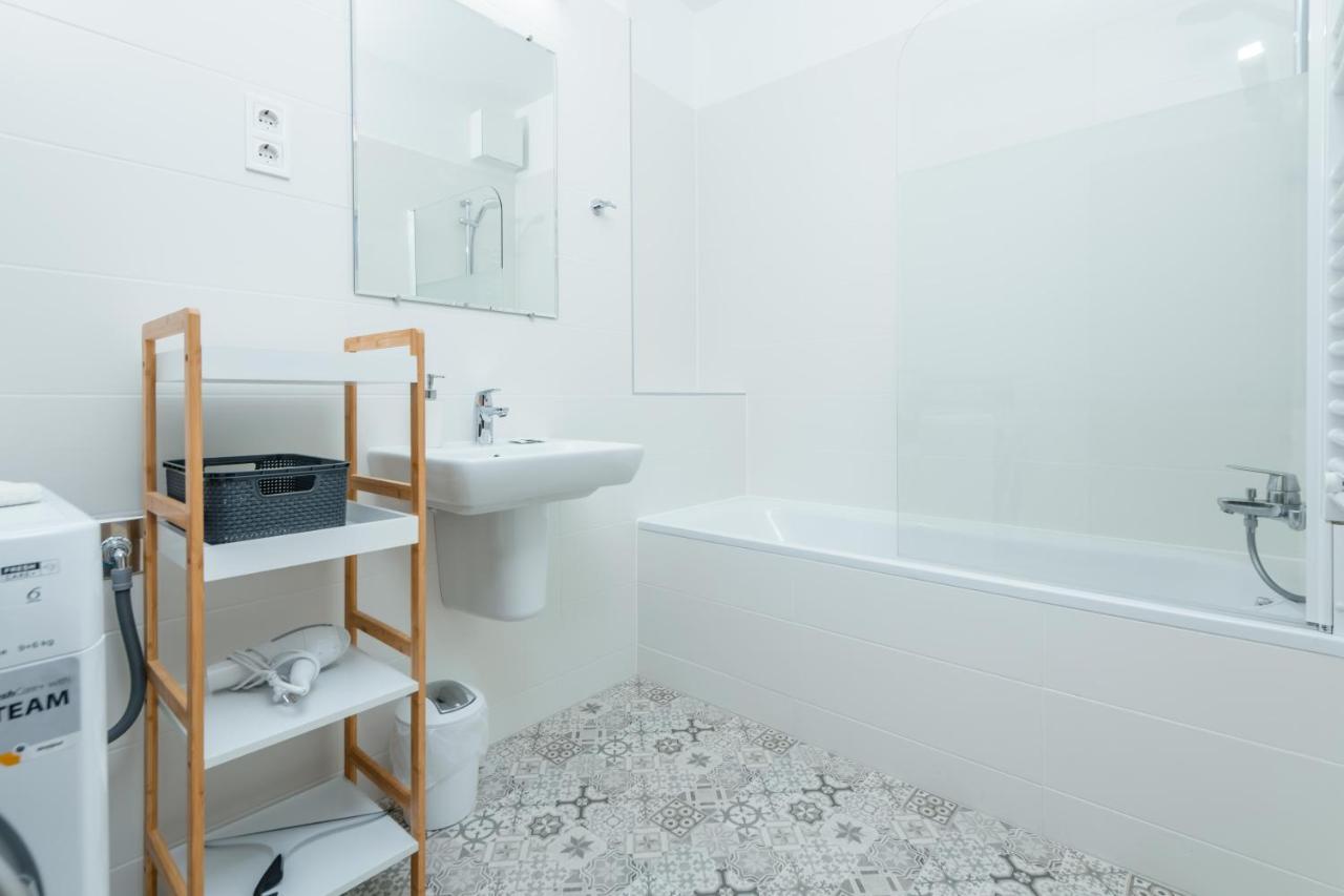 Westside Apartments By Urbanrent Budapest Bagian luar foto