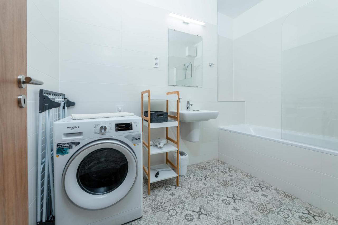 Westside Apartments By Urbanrent Budapest Bagian luar foto