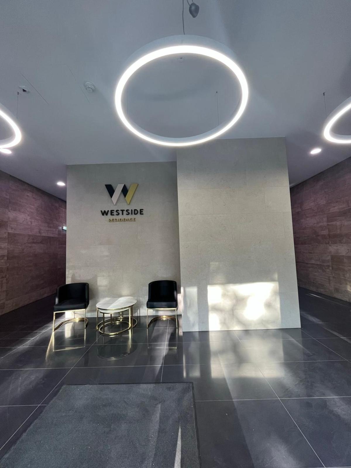 Westside Apartments By Urbanrent Budapest Bagian luar foto
